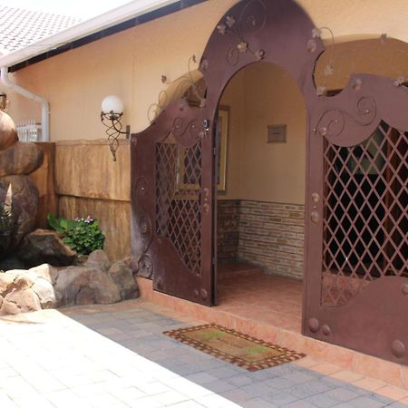 The Willow Tree Guesthouse Klerksdorp Exterior photo